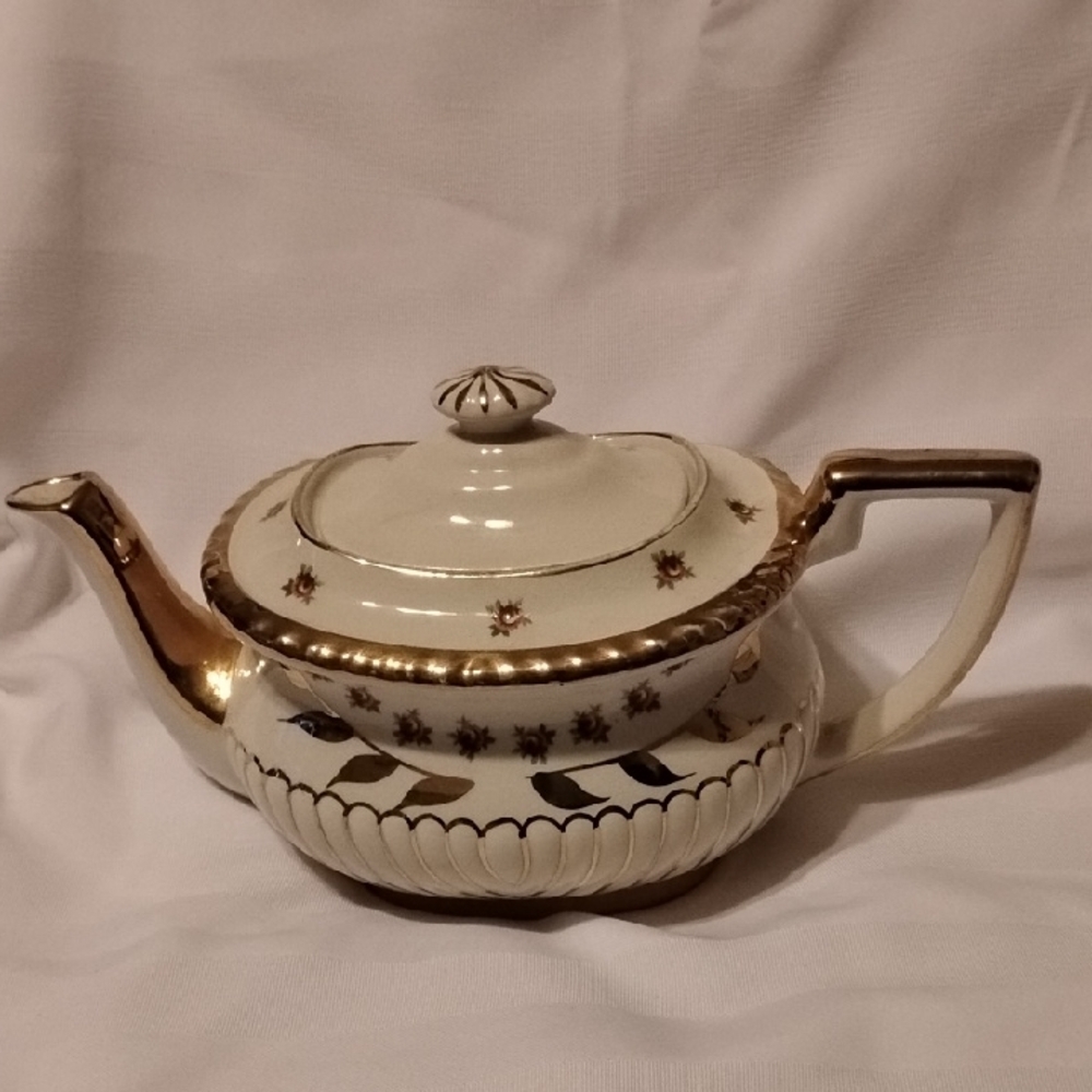 Gibsons Saffordshire England (W773) Gold Trim Ceramic Teapot With Lid, 1950's